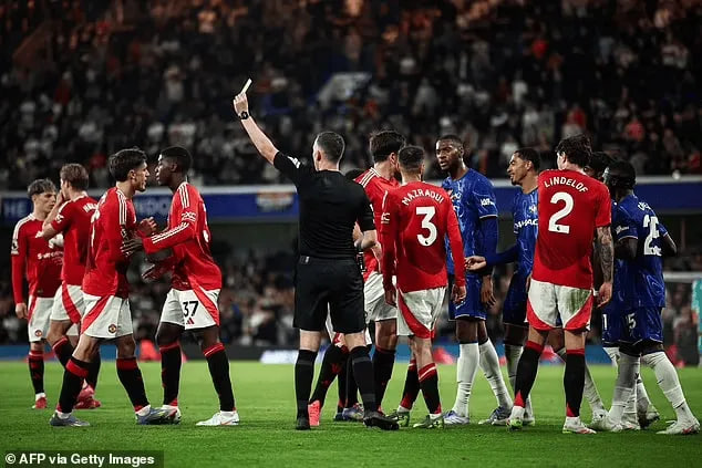 曼联0-1切尔西的比赛中吃到6张黄牌，强制被罚款2.5万英镑